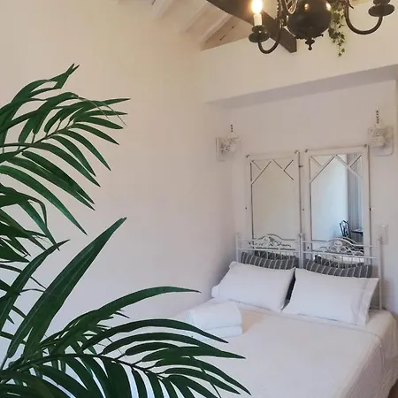 Daire Red House By The River