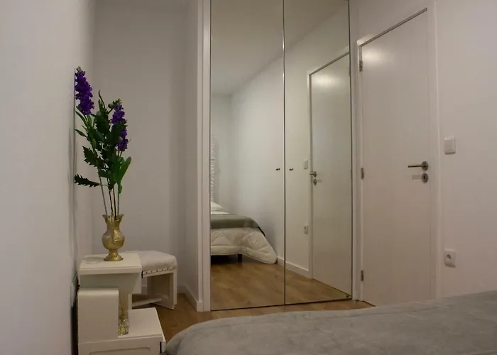 Red House By The River דירה