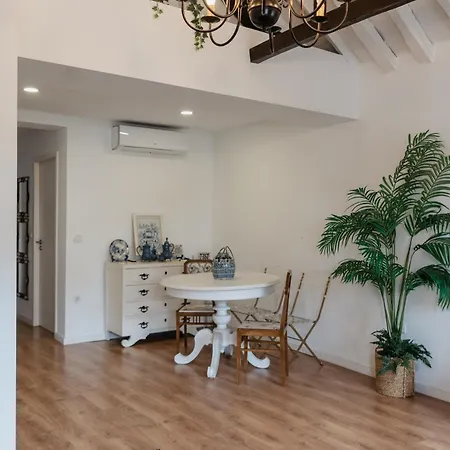 Red House By The River 公寓 *
